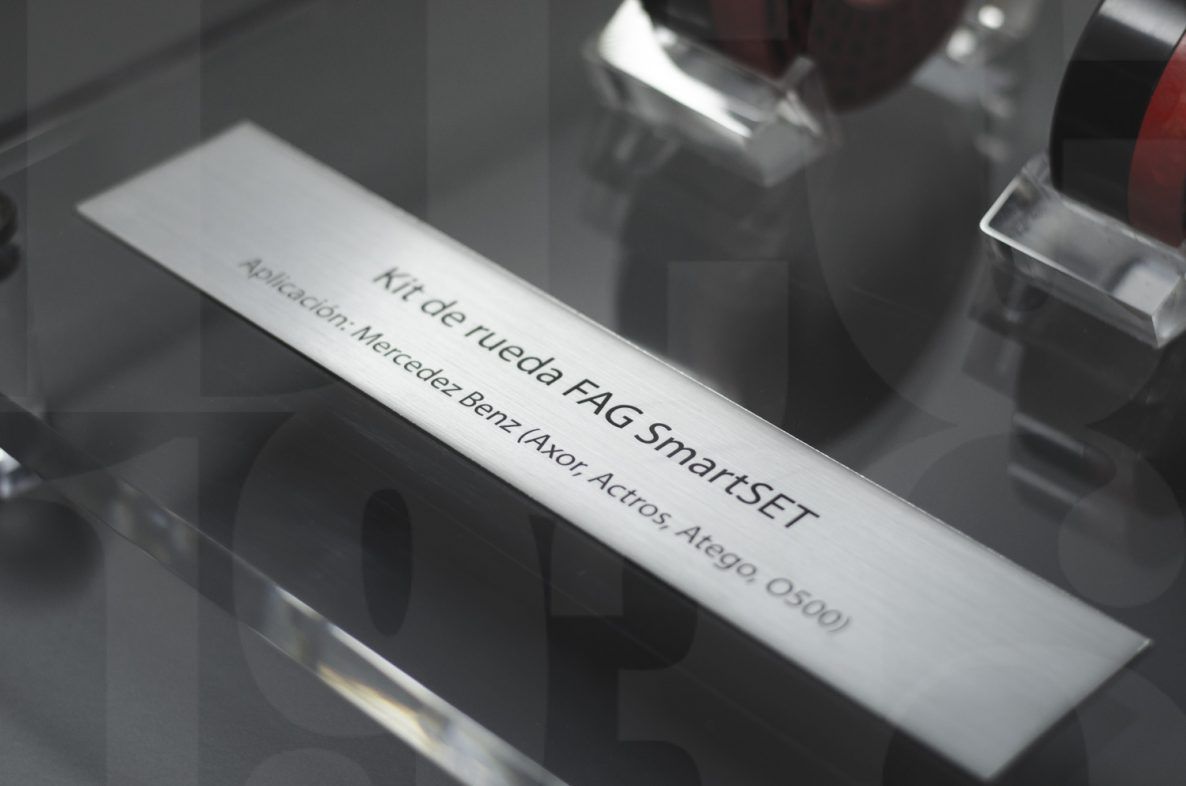 Exhibidor de acrilico cristal La Casa del Celuloide SRL detalle acero