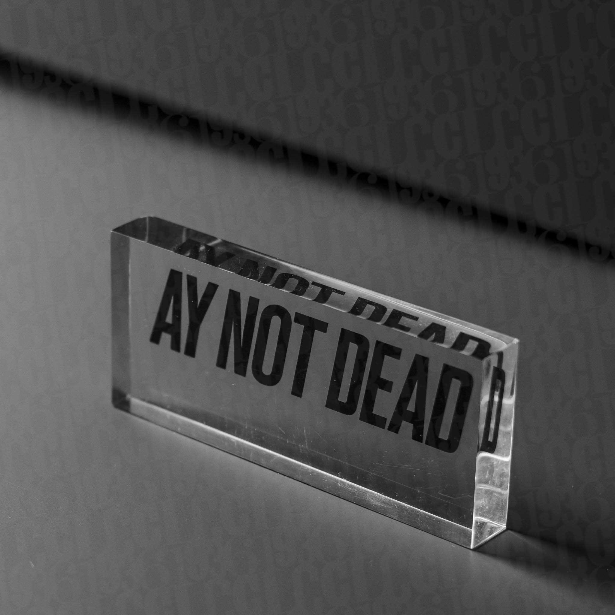 Identificador de marca de acrílico para Ay Not Dead